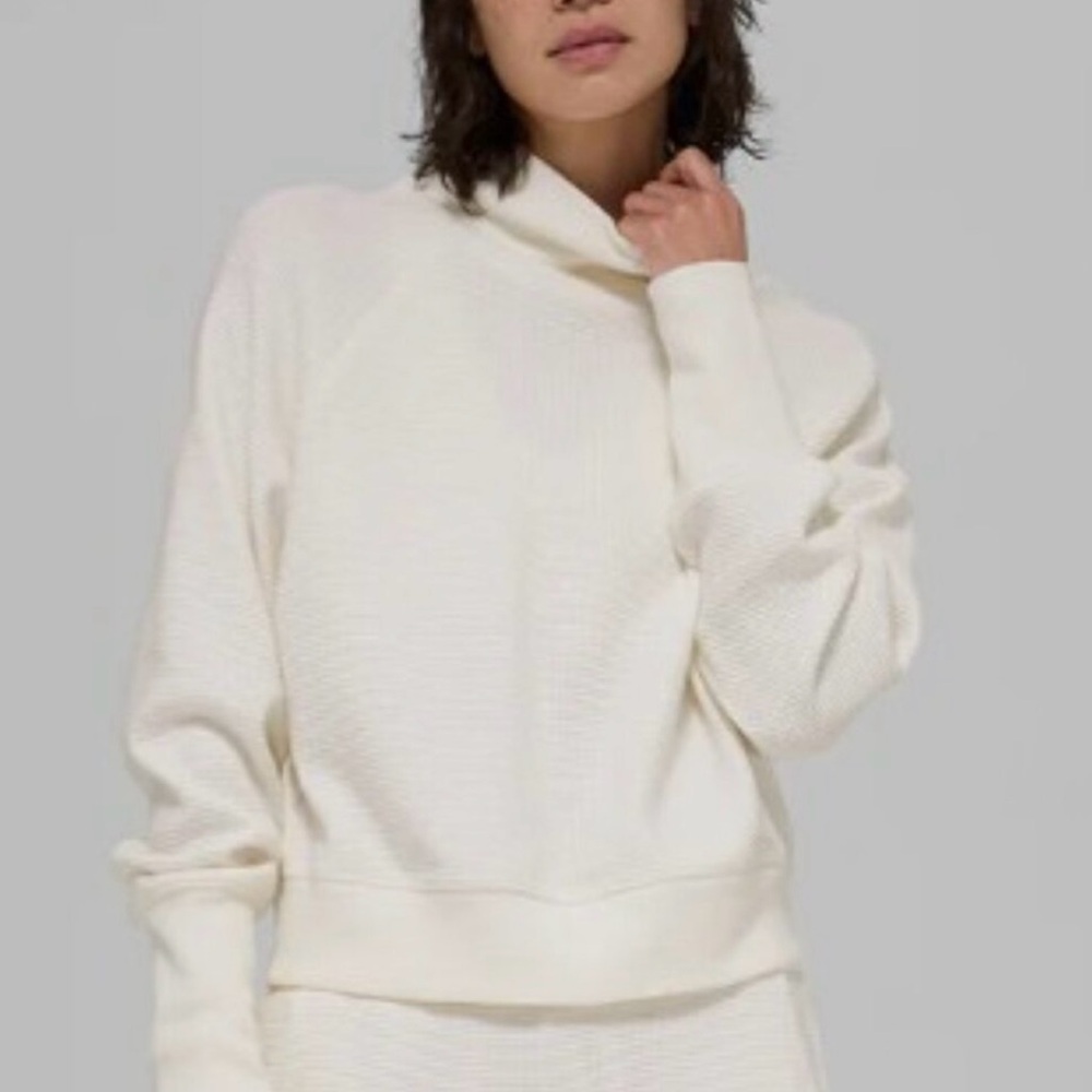 ALO Yoga Cream Turtleneck Pullover Sweater